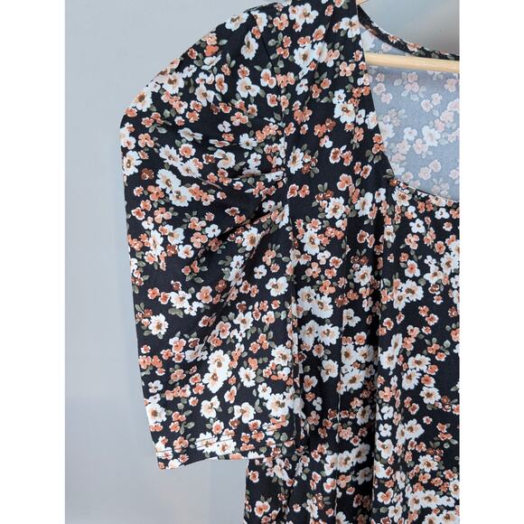 Socialite Curve Short Petal Sleeve Top in Black Whimsigoth Ditzy Floral Print 2x - Picture 3 of 7